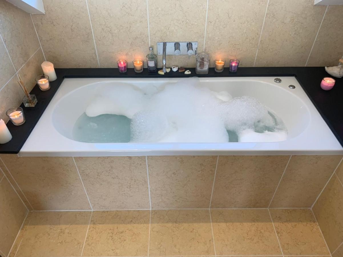 The Penthouse Bowness Luxury Loft Jacuzzi Bath & Complimentary Lakeview Spa Membership ภายนอก รูปภาพ