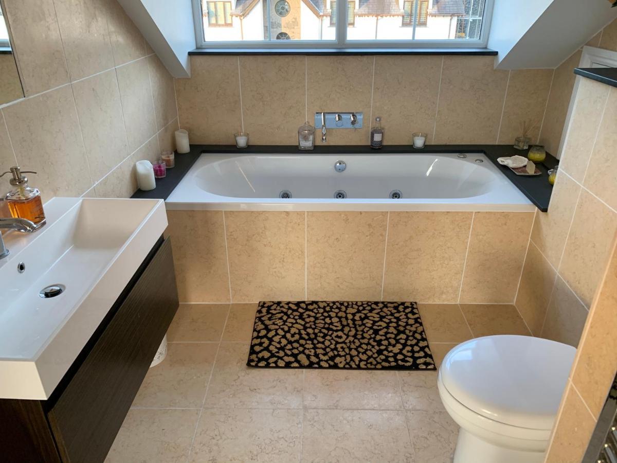The Penthouse Bowness Luxury Loft Jacuzzi Bath & Complimentary Lakeview Spa Membership ภายนอก รูปภาพ