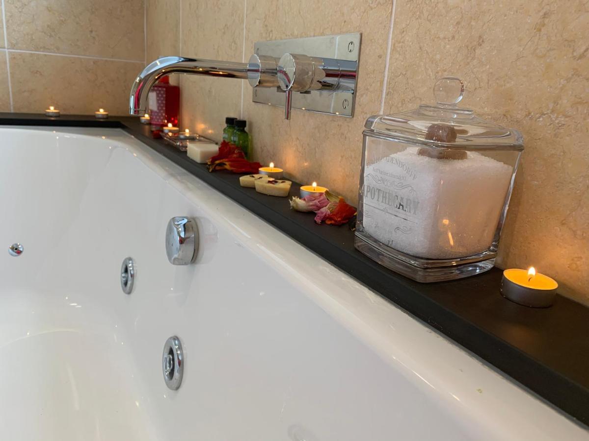 The Penthouse Bowness Luxury Loft Jacuzzi Bath & Complimentary Lakeview Spa Membership ภายนอก รูปภาพ