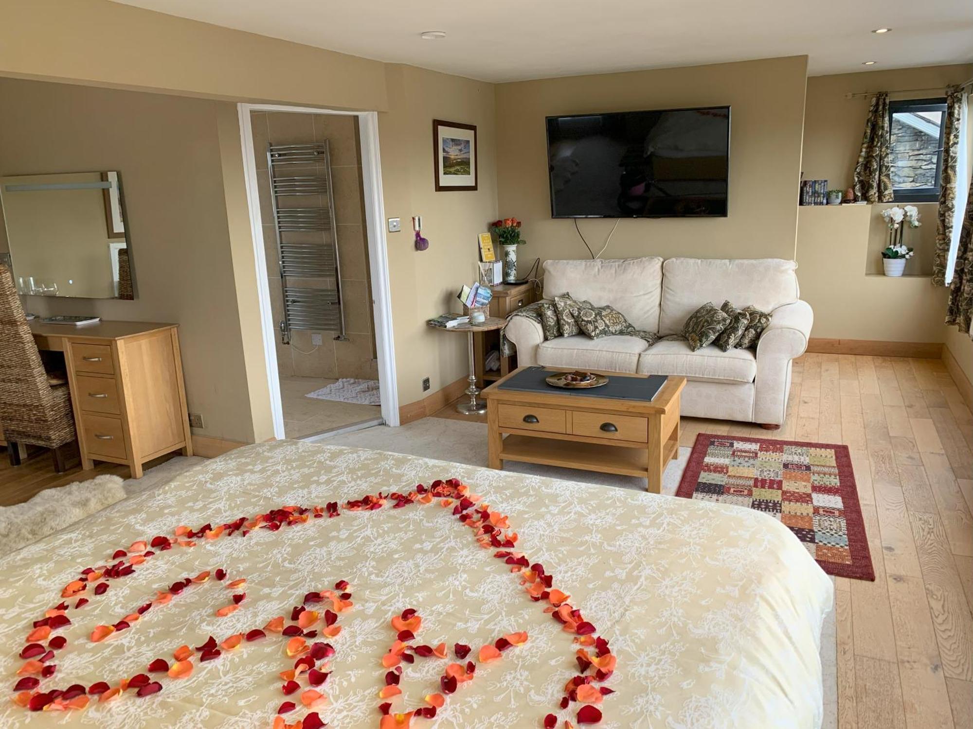 The Penthouse Bowness Luxury Loft Jacuzzi Bath & Complimentary Lakeview Spa Membership ภายนอก รูปภาพ